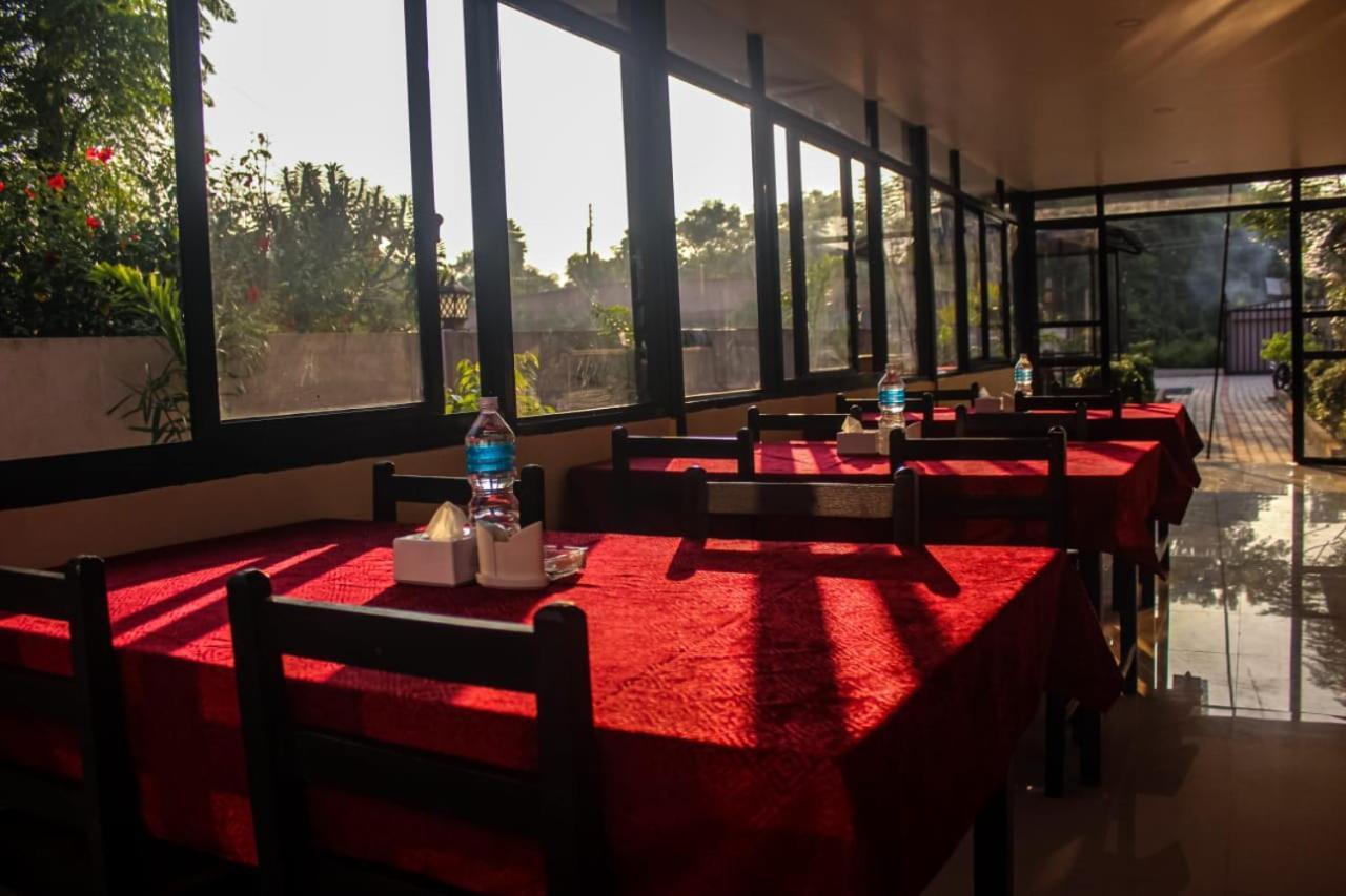 Hotel Flycatcher Chitwan- A Jungle Safari Home Sauraha Luaran gambar