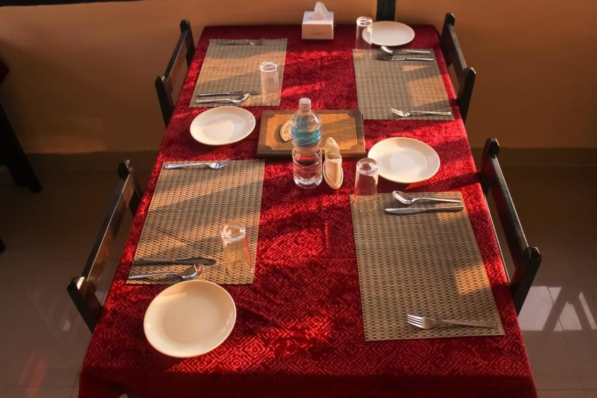 Hotel Flycatcher Chitwan- A Jungle Safari Home Sauraha Luaran gambar