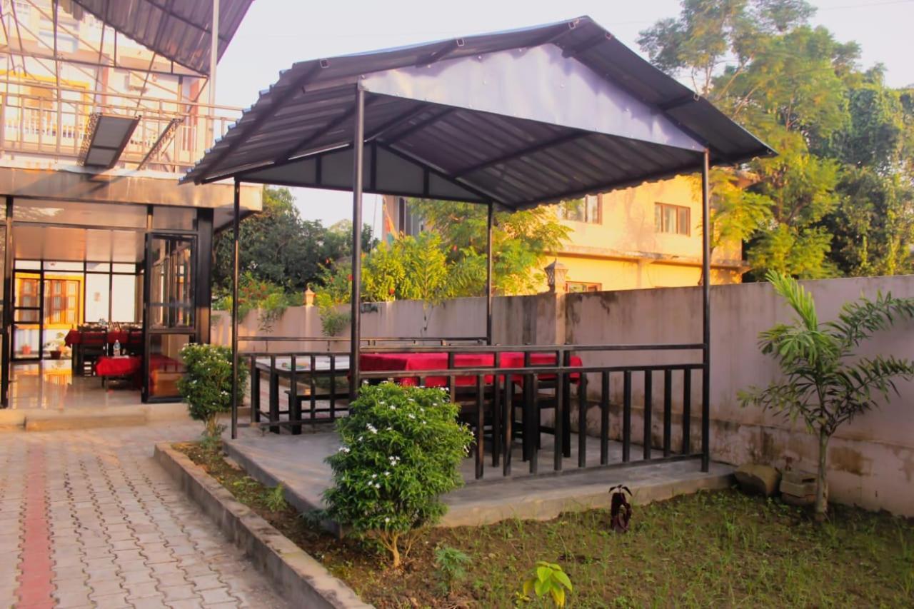 Hotel Flycatcher Chitwan- A Jungle Safari Home Sauraha Luaran gambar