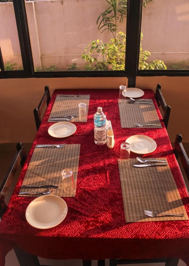 Hotel Flycatcher Chitwan- A Jungle Safari Home Sauraha Luaran gambar