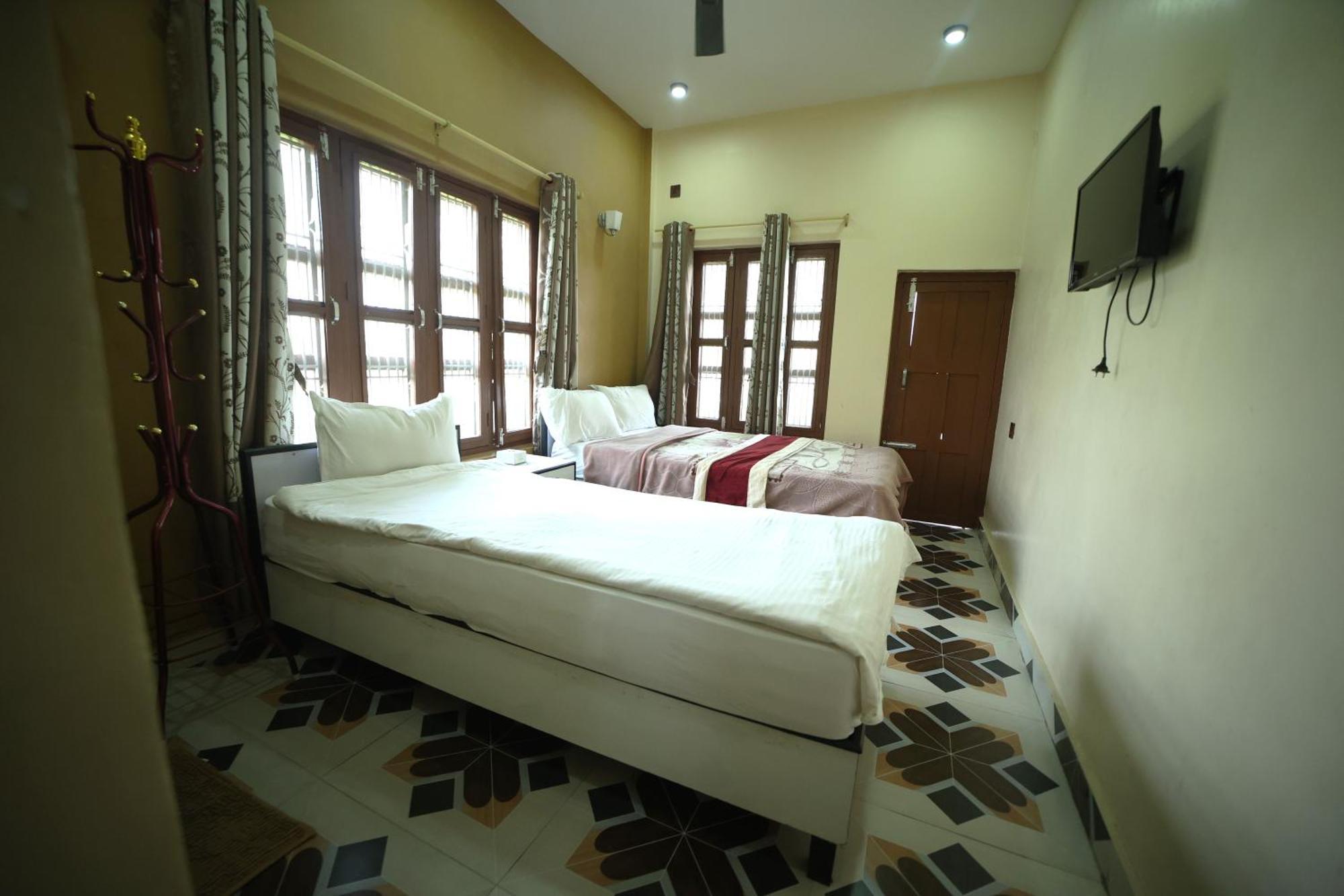 Hotel Flycatcher Chitwan- A Jungle Safari Home Sauraha Luaran gambar
