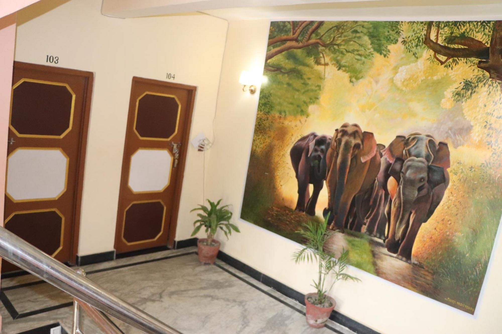 Hotel Flycatcher Chitwan- A Jungle Safari Home Sauraha Luaran gambar