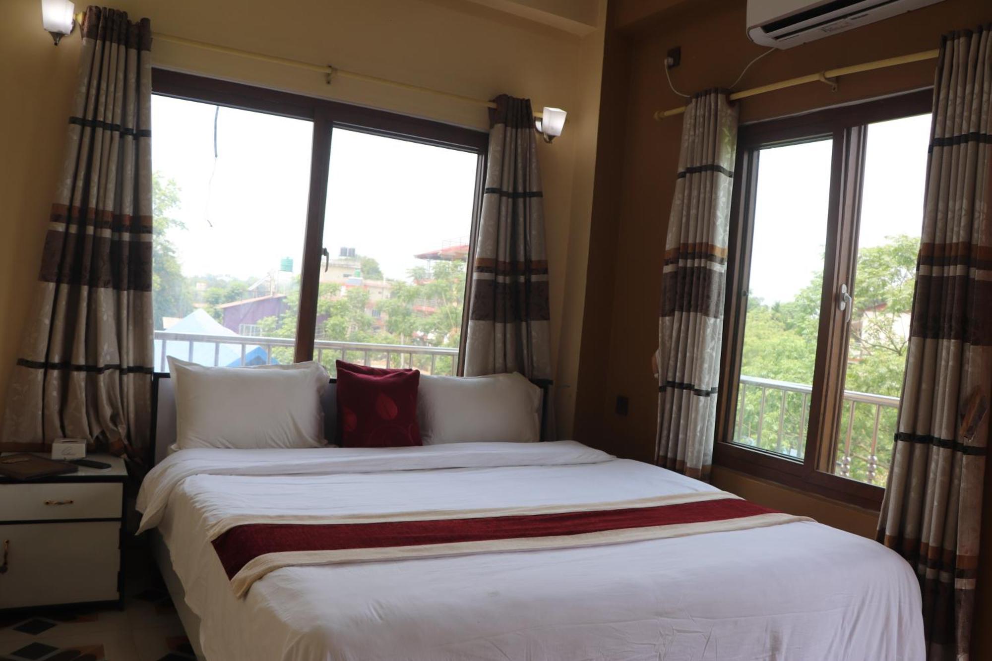Hotel Flycatcher Chitwan- A Jungle Safari Home Sauraha Luaran gambar