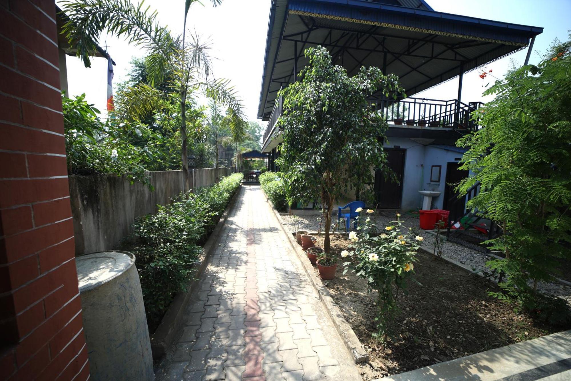 Hotel Flycatcher Chitwan- A Jungle Safari Home Sauraha Luaran gambar