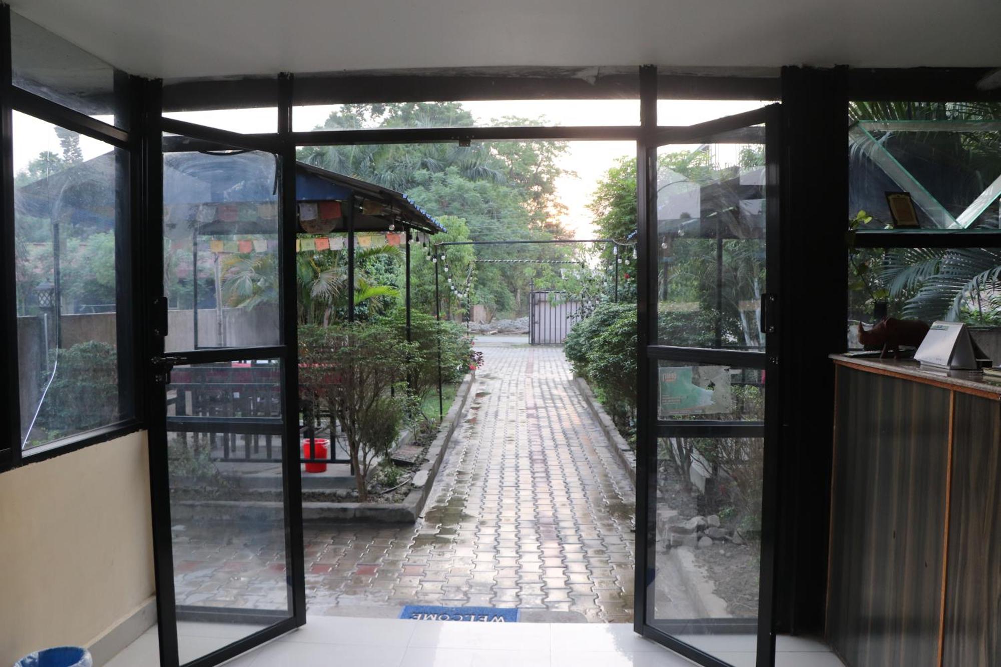 Hotel Flycatcher Chitwan- A Jungle Safari Home Sauraha Luaran gambar