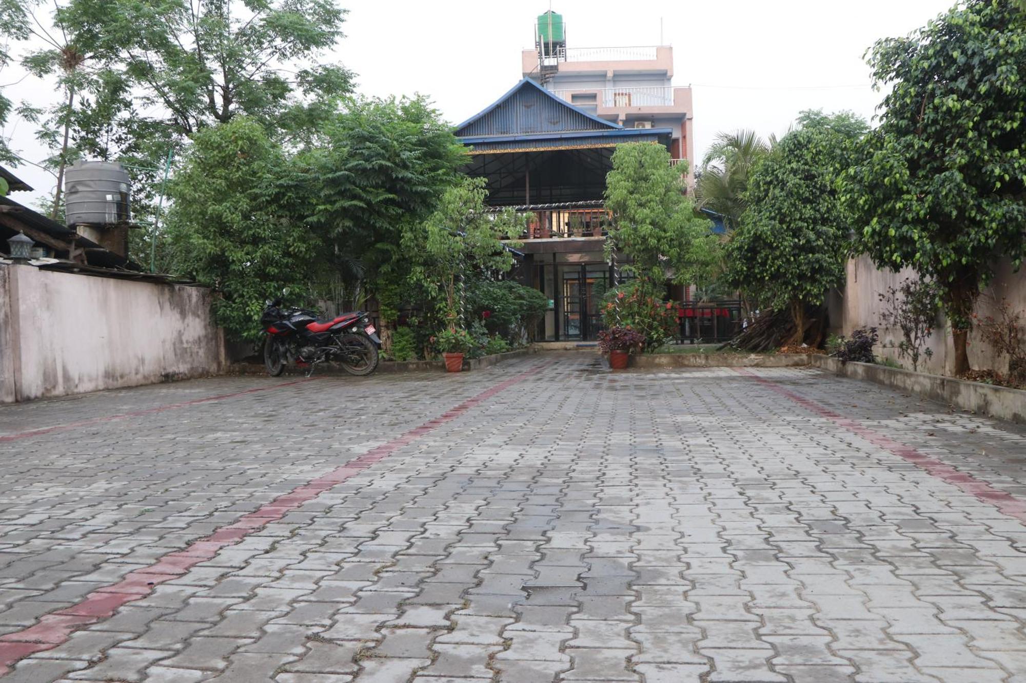 Hotel Flycatcher Chitwan- A Jungle Safari Home Sauraha Luaran gambar