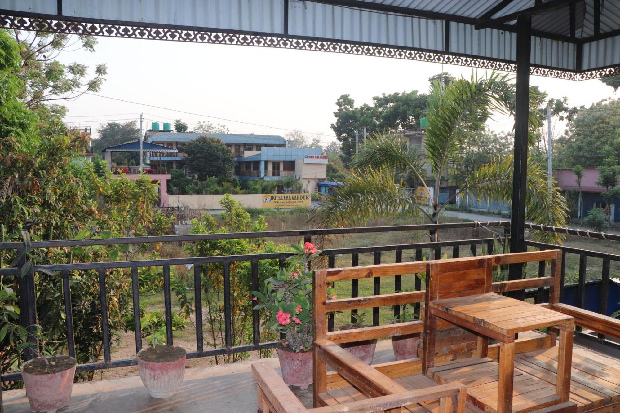 Hotel Flycatcher Chitwan- A Jungle Safari Home Sauraha Luaran gambar