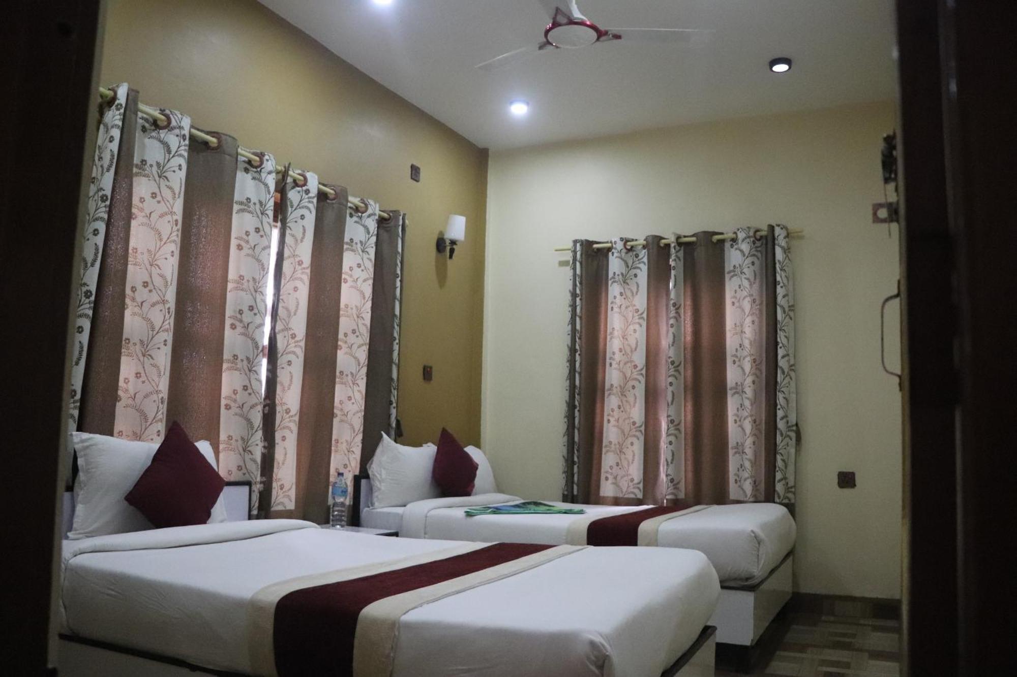 Hotel Flycatcher Chitwan- A Jungle Safari Home Sauraha Luaran gambar