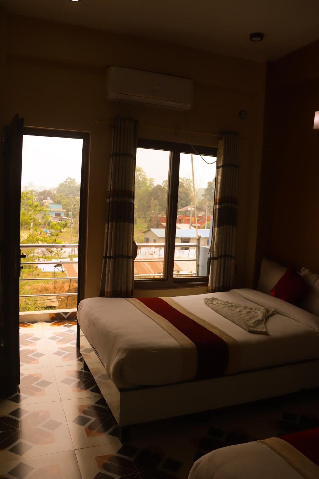 Hotel Flycatcher Chitwan- A Jungle Safari Home Sauraha Luaran gambar